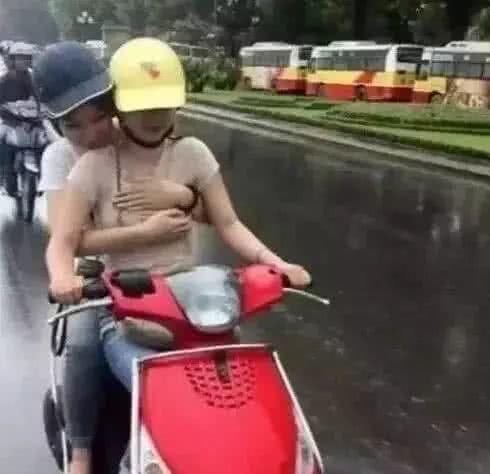 妹子我也好想跟你下雨去骑电动车!