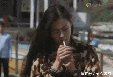 吸烟姿势太像王菲,网友猛夸:这丫头