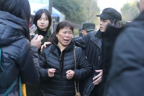 2017年12月21日上午,浙江杭州中院,庭审中止后,受害人朱小贞父母的