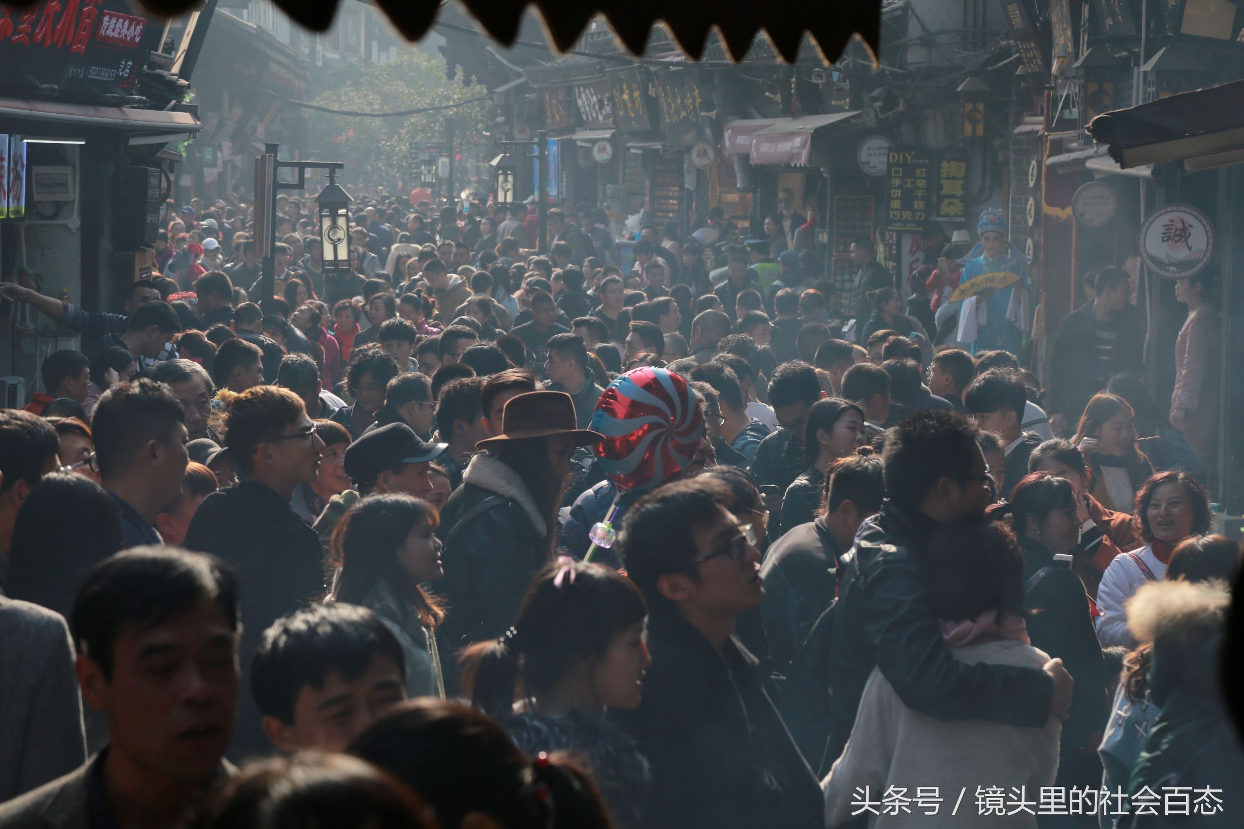 周末景点到底有多堵?18张图片速览重庆磁器口景区的人山人海