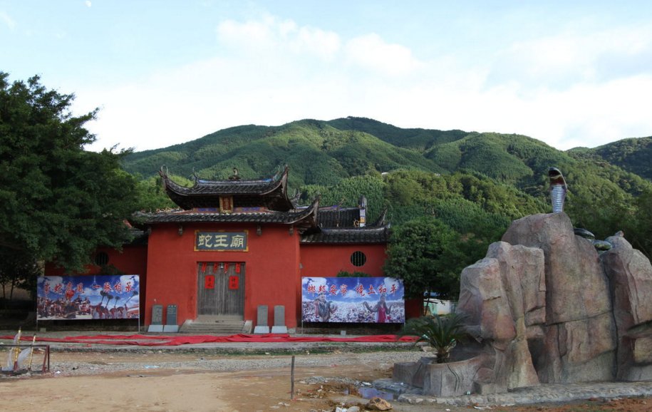 闽侯洋里及永春等地的蛇王宫,福清,莆田一带的蛇王庙则被称为"青公庙"