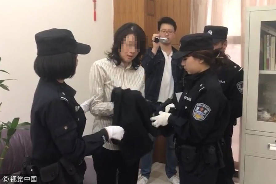 因做了"老赖" 女公务员开会时被铐走