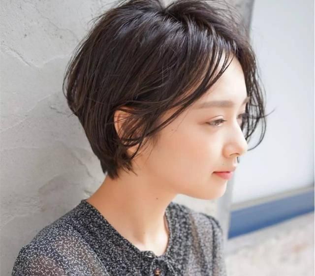 这个春天,短发女生也可以性感和可爱