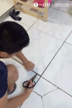 搞笑gif:妹子真抗冻,竟然把自己埋在了┅里!