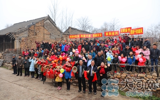 当天上午,虽然天寒地冻,但千秋村民扶老携幼,穿戴一新,大家兴高采烈