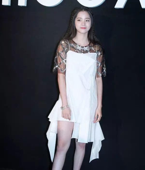 欧阳娜娜的吊带裙,真的是怎么穿都好看