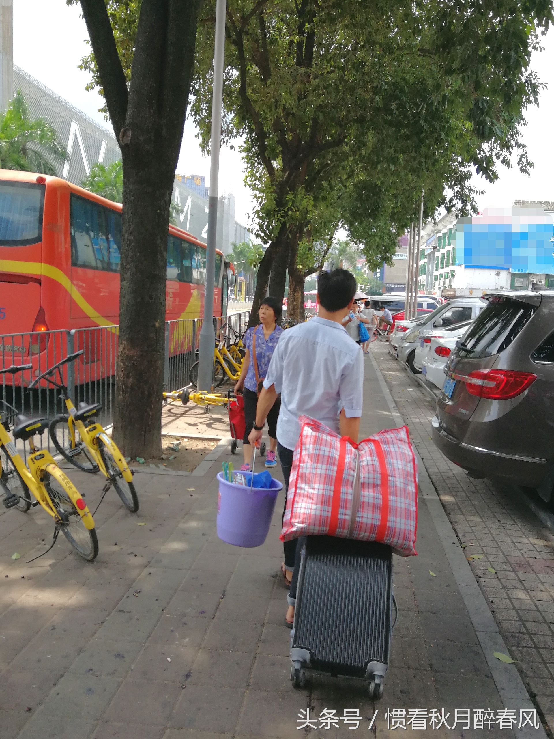 深圳打工仔:提着满满的行李,冒着炎炎的烈日,在大街上