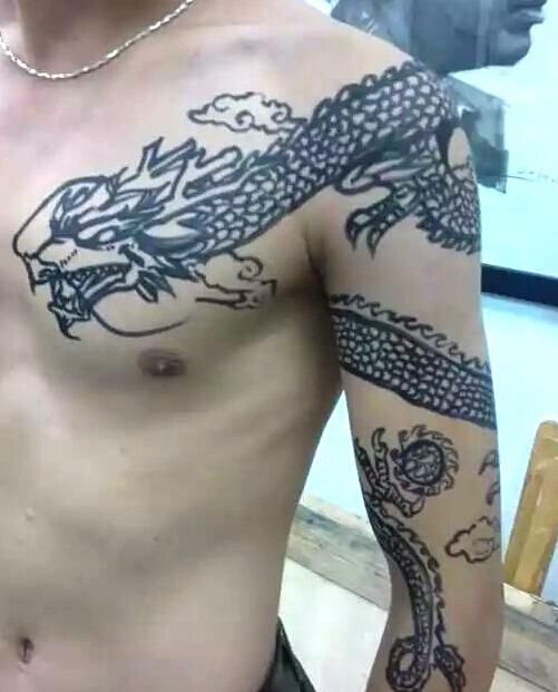 男主角"陈浩南"身体有一条从右胸部延伸肩部到右臂的龙形纹身图案"过