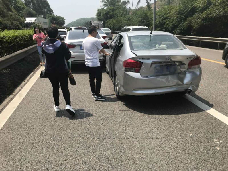 突发!沪渝高速发生8车连环追尾 积压车辆排起近5公里长队