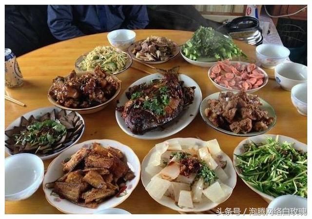 东北一桌美食堪比年夜饭,东北人吃饭没十多个菜都不好