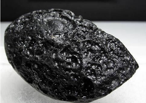 这一块黑色石头"陨石"每克过万贵黄金几百上千倍价格表