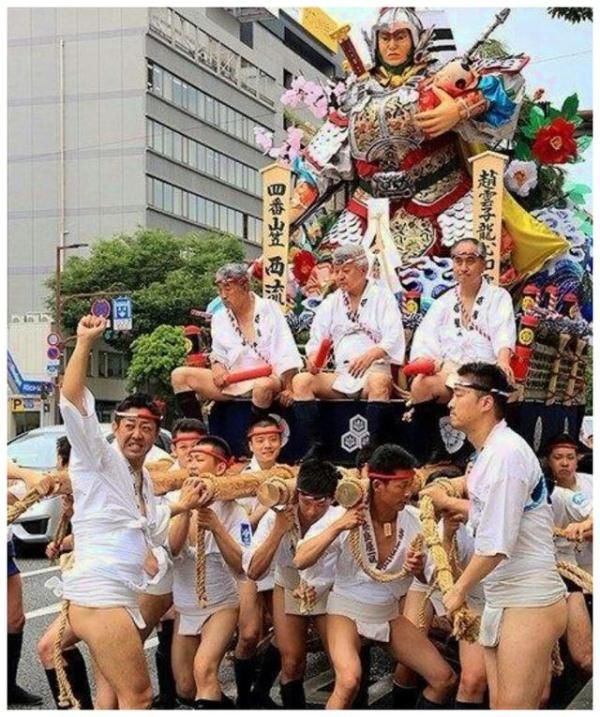 日本男人集体穿"纸尿裤"上街,中国游客直呼无法接受!