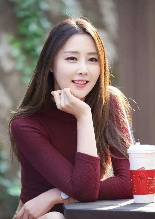 街拍: 明艳动人的性感美女