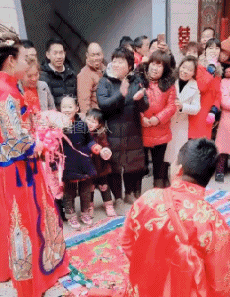拜天地新娘不下跪,你怎么看?