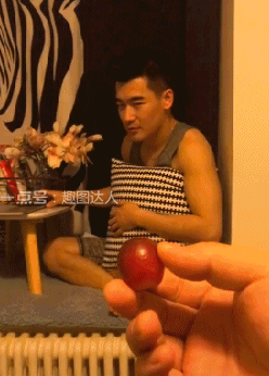 搞笑gif图:如果听到妹子说减肥时,千万不要相信她