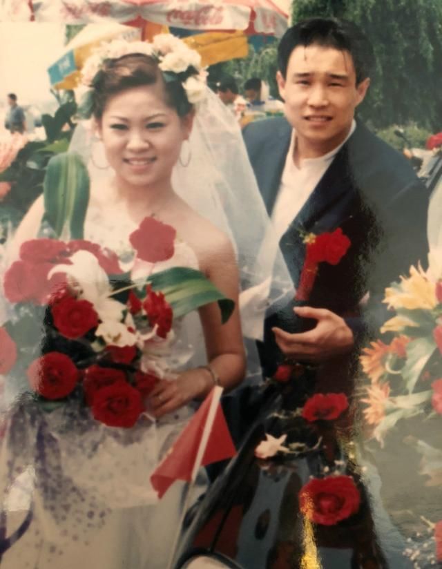 小沈阳晒出结婚照发文感谢妻子,沈春阳一句回复让网友