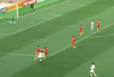 从绝对功臣到失球罪人:国足最低调核心再现一重大失误