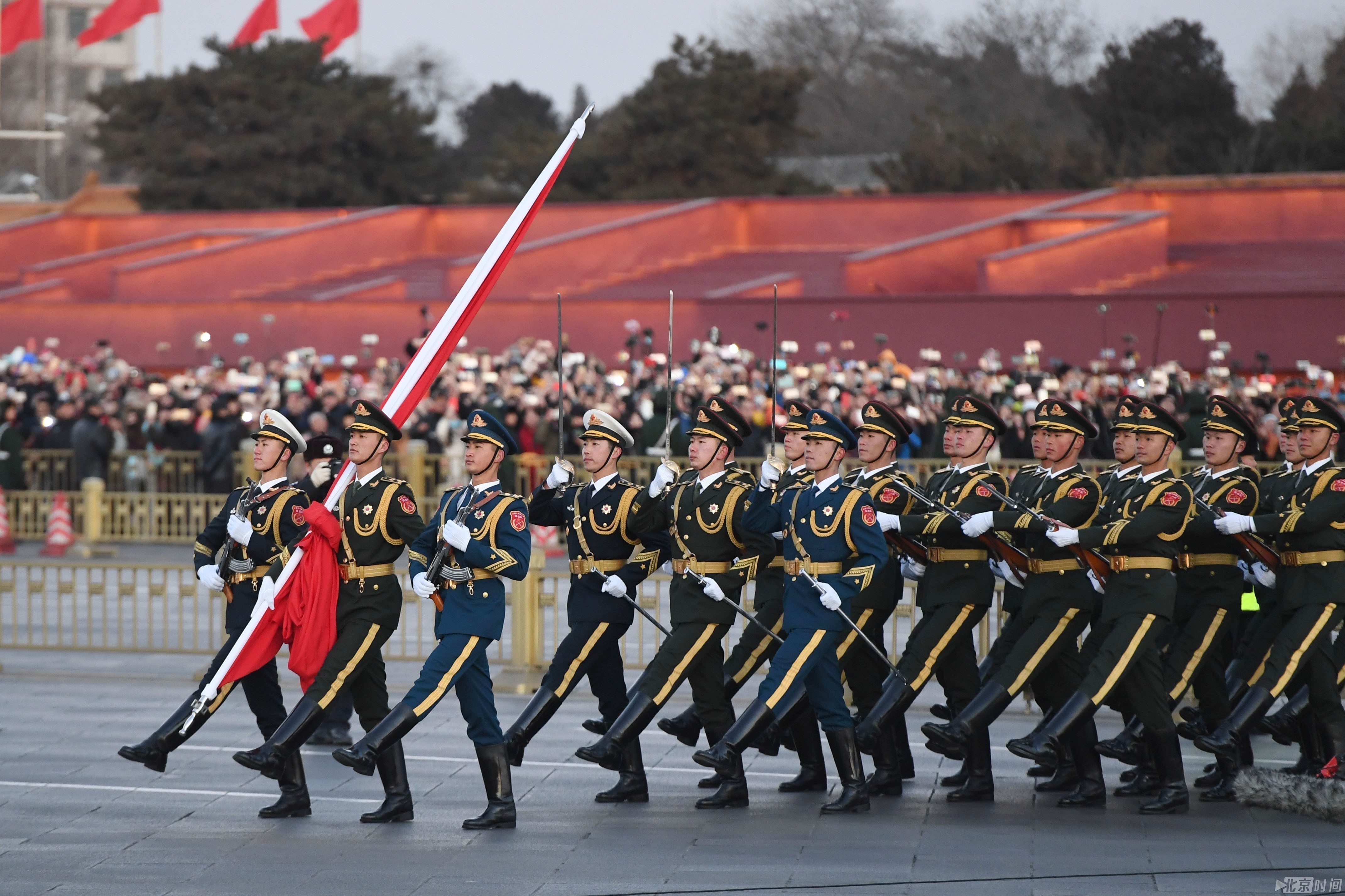 解放军首次执行天安门广场升国旗任务