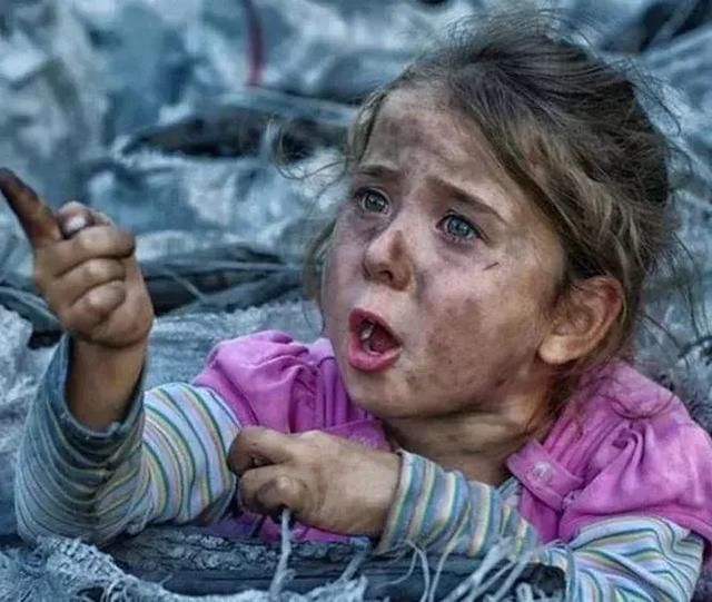 这个小女孩子眼睛里充满了泪水,在战乱里没有怜悯和仁慈