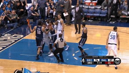 荷马雷霆,比赛进行到第三节,篮下拼抢时亚当斯和费尔顿险些造成冲突