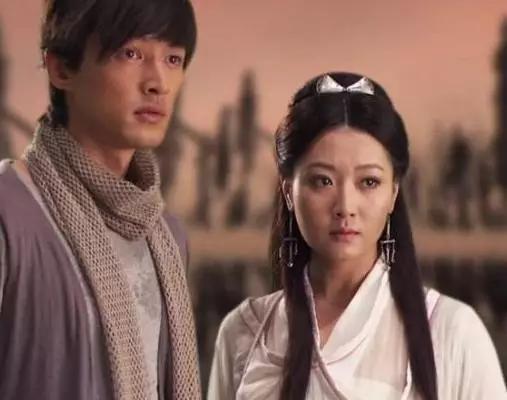 白冰,曾出演成龙监制的《神话》,和胡歌协作.