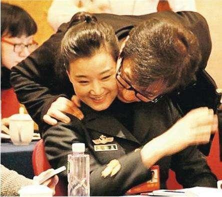 细数当年成龙曾经抱过的女星之间的瓜葛, 你知道多少?