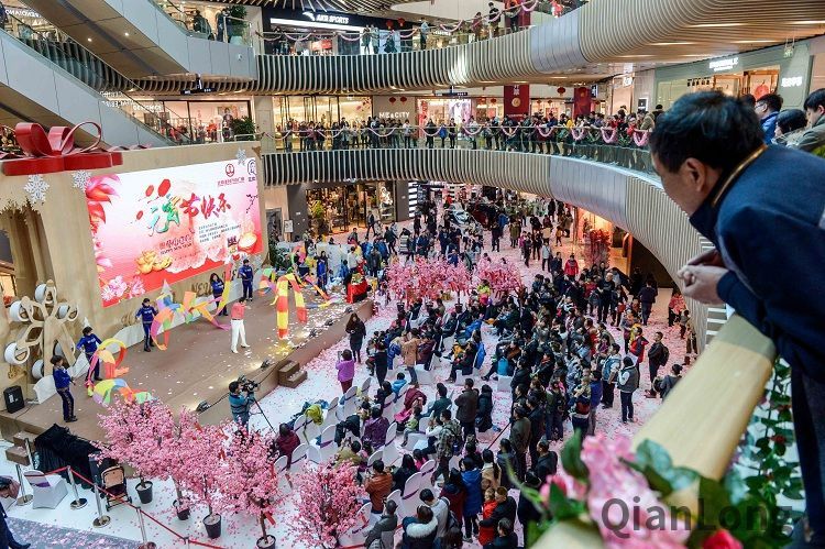 北京某商场里举办的元宵节庆祝活动热闹非凡