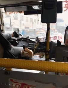 幽默逗图:大哥,找个女朋友吧,难道你没发现他们异样的