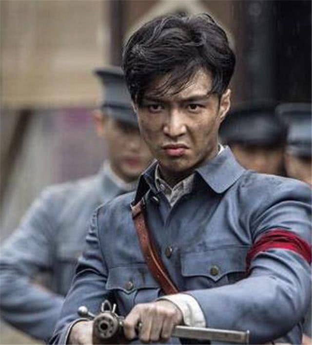 当男星穿上军装,陈伟霆炫酷,张翰,张艺兴霸气,他最像