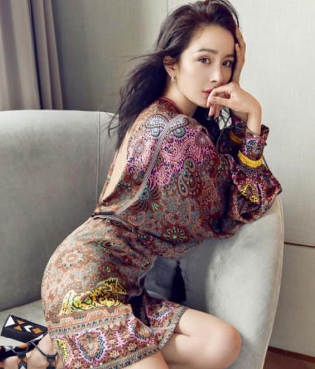 杨幂旧照曝光,身上只披一层透明纱,网友:该不该看全看