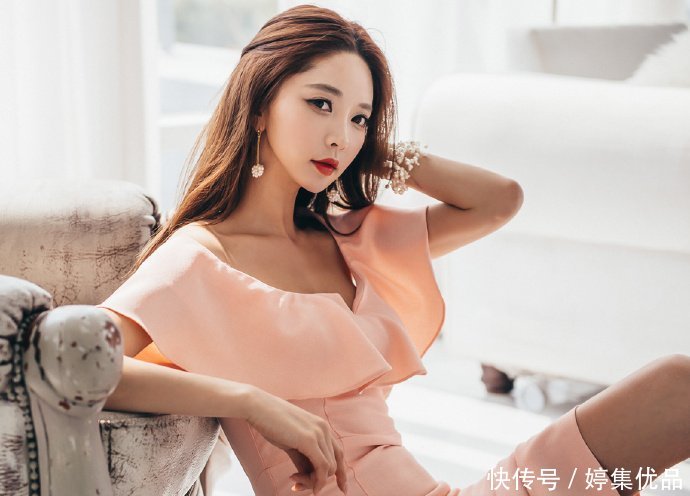 娇俏精致的气质美女,柔美和妩媚相辅相成,清澈的眼神最是迷人!