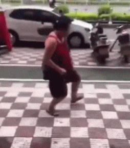 最新一期内涵爆笑动图 门口趴了一美女,要捡回家吗?