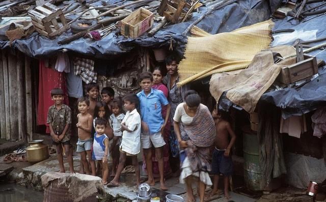 印度孟买亚洲最大的贫民窟,一千多人共用一个厕所,却想超越中国