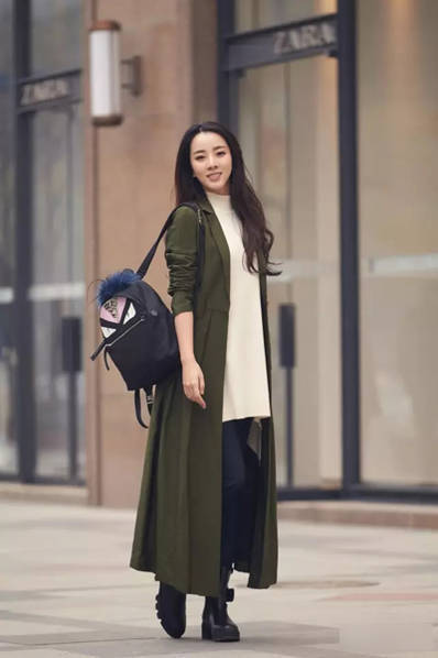 李思思身怀二胎晒美照 身材纤瘦知性美丽