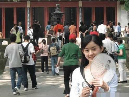 这份学历目前依旧受到很多人吐槽,说赵丽颖学历不高.