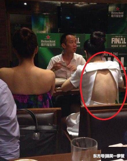 妹子上衣开这么大还不穿内衣,后边的我们都没法专心吃饭了啊