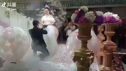 婚礼上用的最多的几样东西 气球肯定是其中之一 有的商家发明了这种