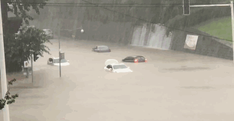 四川多地持续暴雨!成都发布暴雨橙色预警,受此影响重庆多趟次动车停运