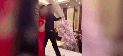 据视频内容显示,一位新娘装扮的年轻女子被自己新郎的爸爸半推半就的