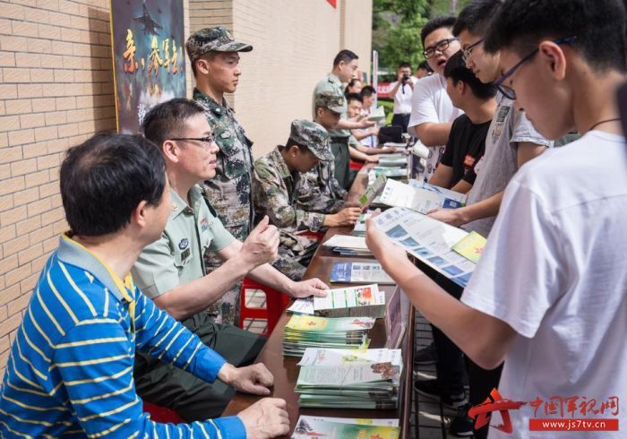 于海琳两名优秀大学生士兵用亲身经历讲述如何从大学生向优秀军人华丽