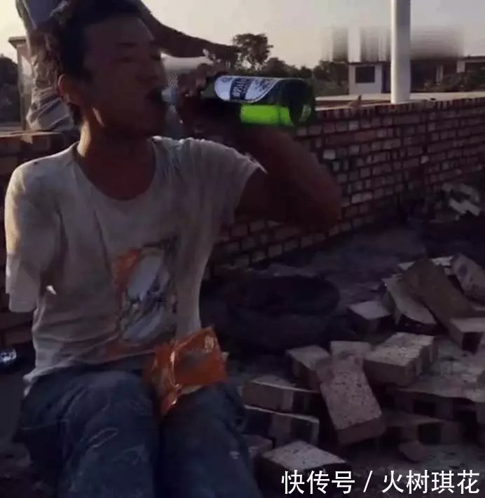 广东一独臂男子搬砖砌墙堪比正常人, 为还债午餐只喝一瓶啤酒和辣条
