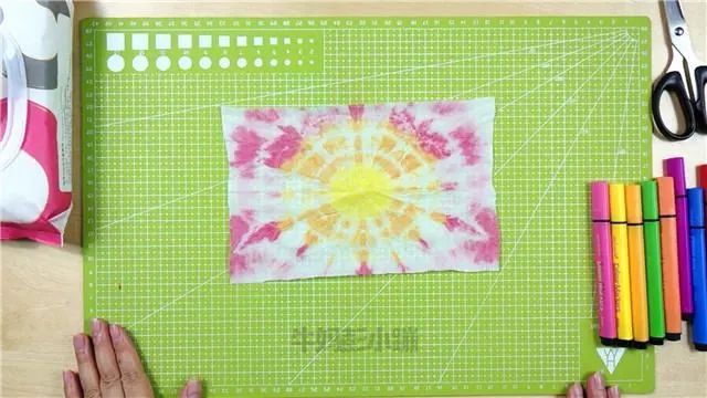【牛妈彭小蹦 | 手工课堂】古老染色技术扎染,带宝宝用湿纸巾玩玩吧!