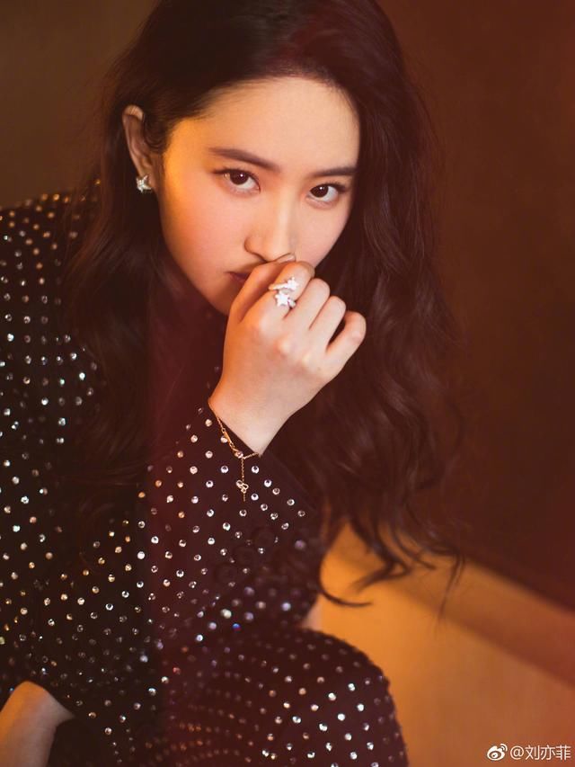 盘点中国眼睛最美的三女星,这样化妆你也美成她!