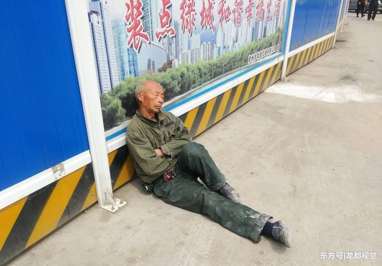 正午13点随行人员,在河南郑州经三路就近,一名农夫工因干活儿太累,便