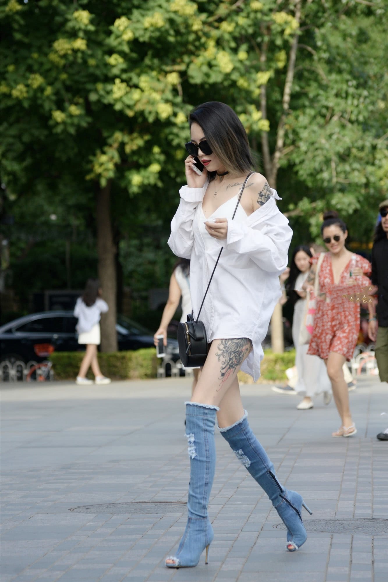街拍,衣着时尚戴墨镜的美女,修长的双腿好想有个这样的女朋友