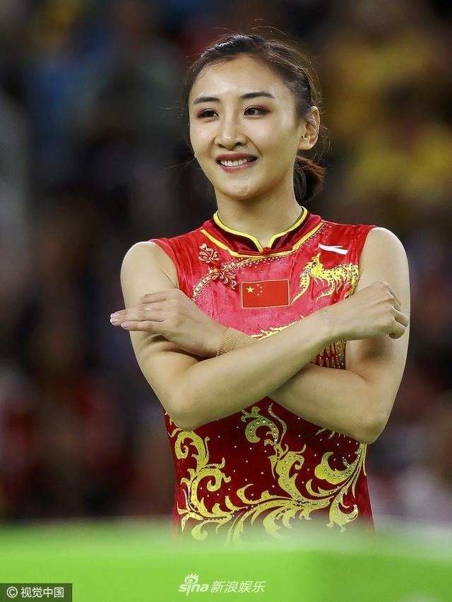 组图:蹦床公主何雯娜退役 曾被称"最美奥运冠军"