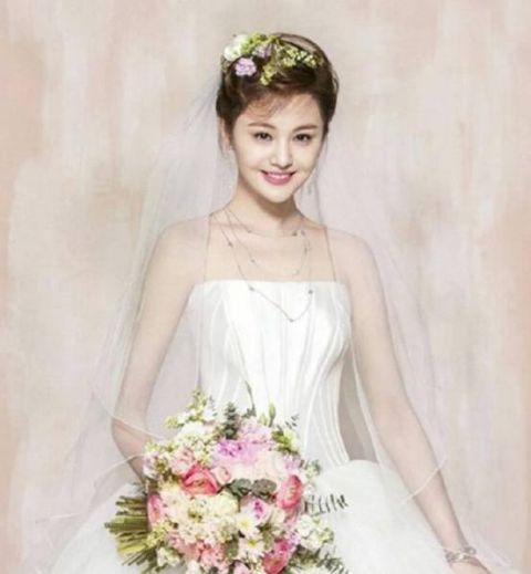 娱乐圈10位女星婚纱照,唐嫣最甜美,刘诗诗气质温婉,杨颖像公主