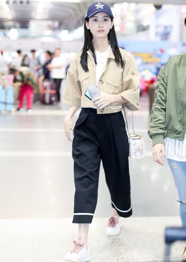 杨紫和陈都灵现机场,同样的身高同穿阔腿裤,差距竟如此之大?