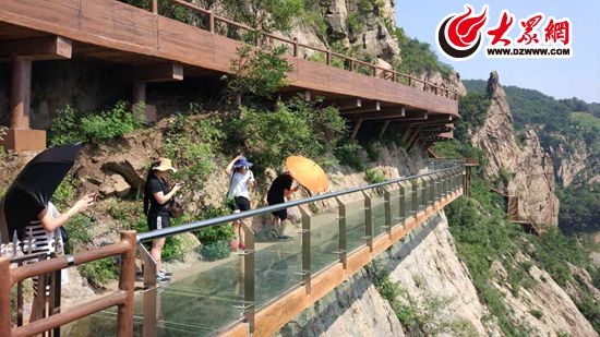 姚久贺)8月7日,五莲县九仙山旅游风景区玻璃栈道段在经历试营业后