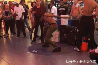 搞笑gif: 淘气! 这样的女主播你喜欢吗?